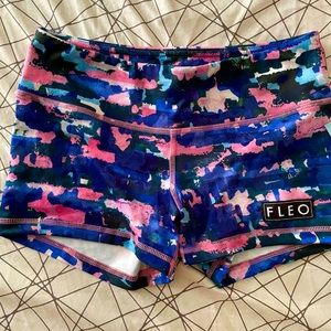 FLEO 💗💙 3.25 Shorts! M BNWT 💕 SO MOODY 💞